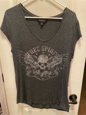 Rock & Republic Charcoal Gray V-Neck Tee with Skull Wing Graphic